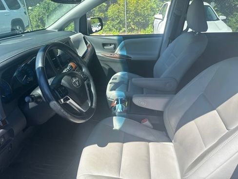 Used 2017 Toyota Sienna Limited AWD/4WD image 8