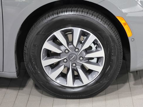 Used 2025 Chrysler Pacifica Select image 11