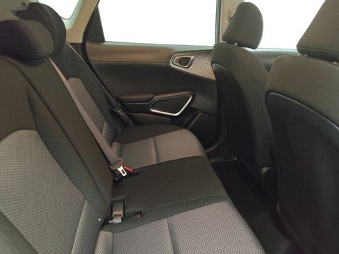 Used 2025 Kia Soul LX w/ LX Technology Package FWD image 19