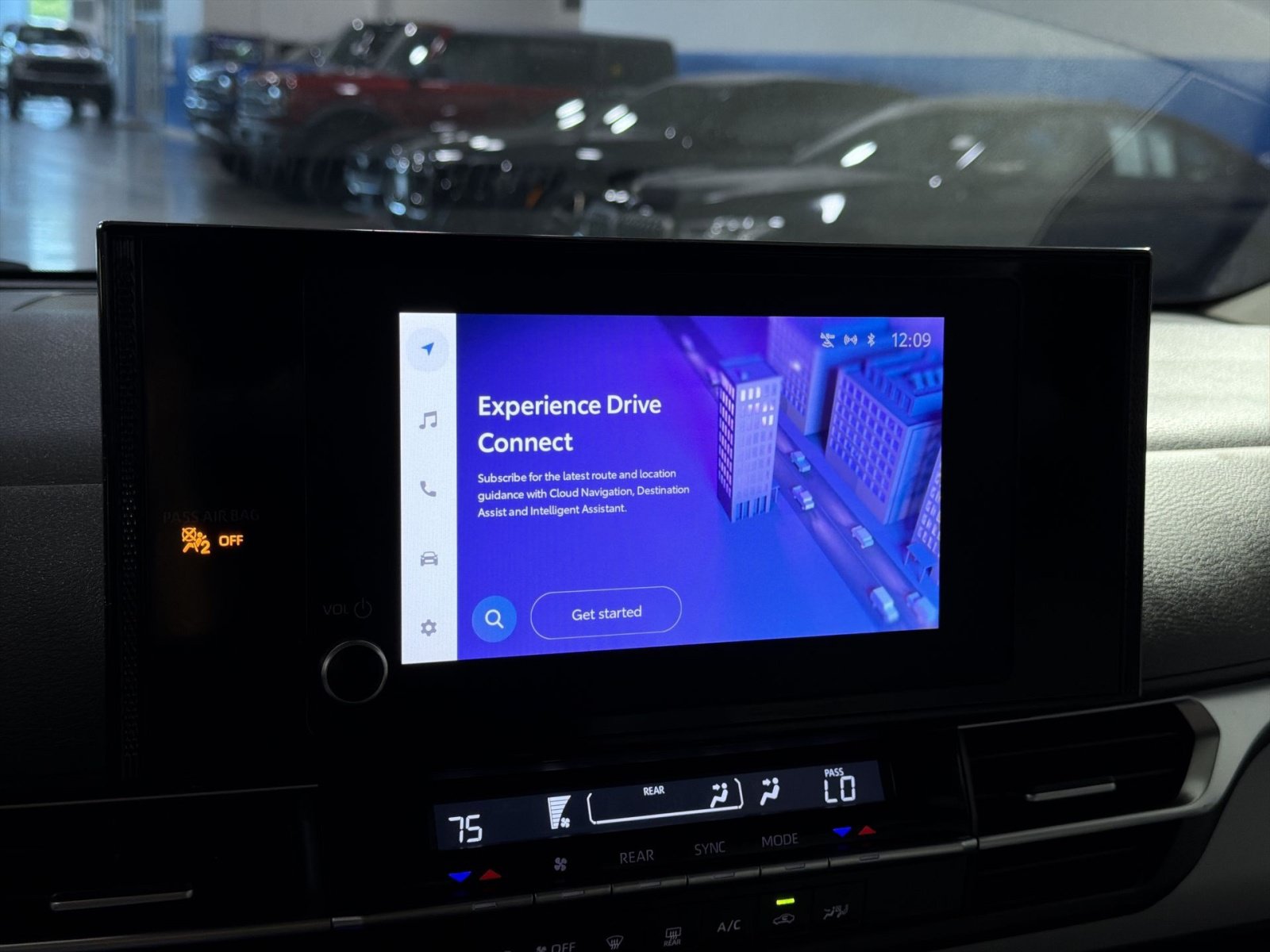 Used 2025 Toyota Sienna LE FWD image 17