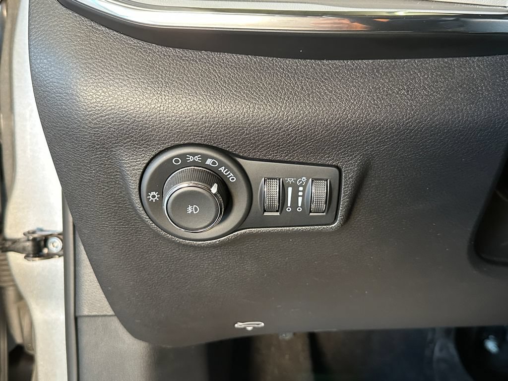 Used 2023 Jeep Compass Limited w/ Sun and Sound Group AWD/4WD image 18