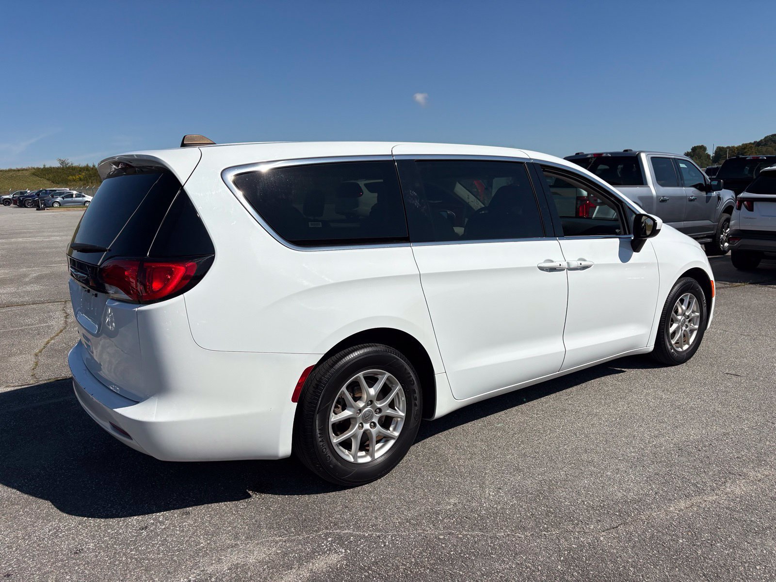 Used 2023 Chrysler Voyager LX FWD image 4