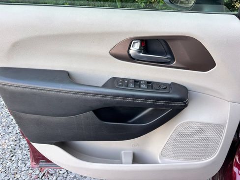 Used 2022 Chrysler Voyager LX FWD image 10