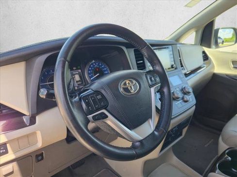 Used 2019 Toyota Sienna XLE Premium FWD image 10
