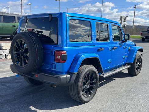 Used 2023 Jeep Wrangler Unlimited Sahara w/ Cold Weather Group AWD/4WD image 3