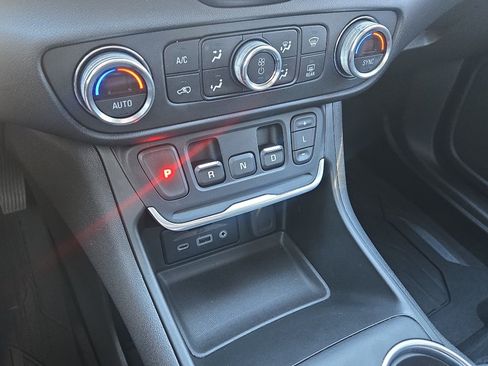 Used 2018 GMC Terrain SLT AWD/4WD image 22