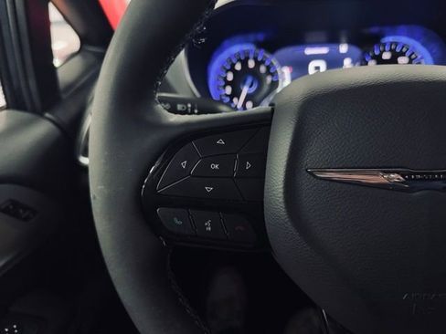 Used 2025 Chrysler Pacifica Limited FWD image 35