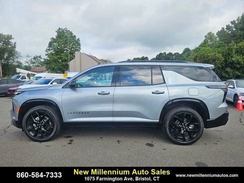 Used 2025 Chevrolet Traverse RS image 2