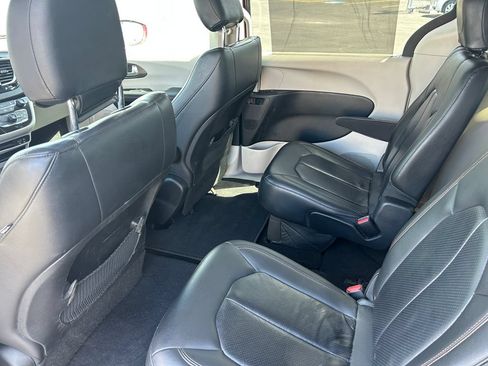 Used 2018 Chrysler Pacifica Touring-L FWD image 30
