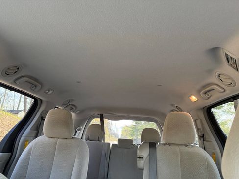 Used 2014 Toyota Sienna LE image 29