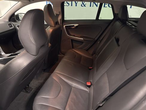 Used 2018 Volvo V60 T5 Cross Country w/ Convenience Package image 9