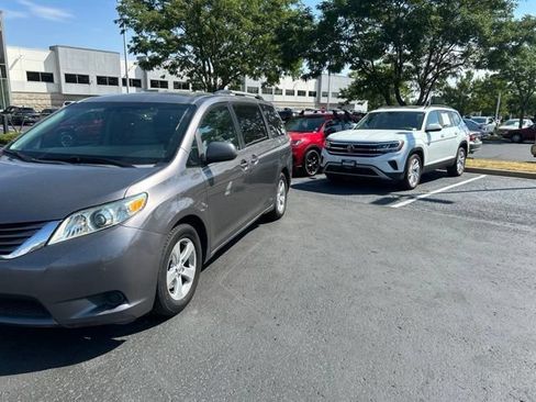 Used 2016 Toyota Sienna LE FWD image 2