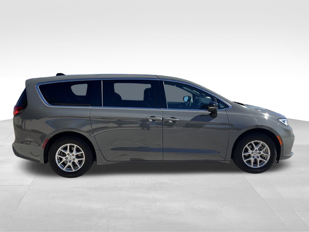 Used 2025 Chrysler Pacifica Select FWD image 10