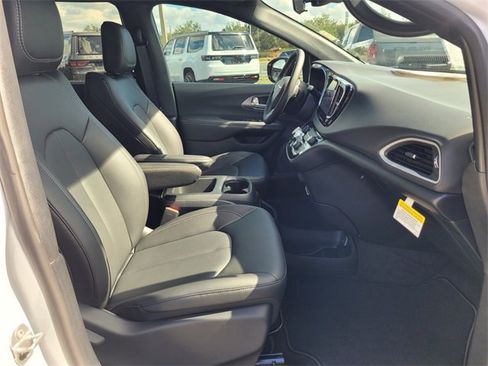 New 2026 Chrysler Voyager LX image 18