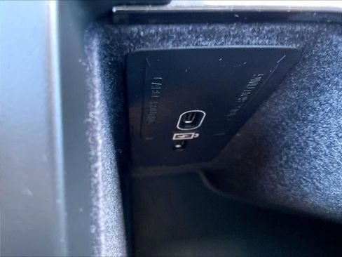 Used 2025 Volvo V60 B5 Cross Country Plus image 36