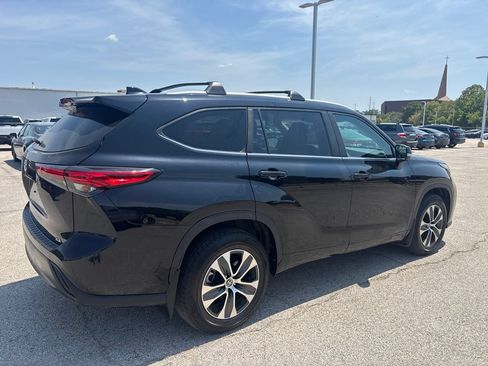 Used 2023 Toyota Highlander XLE FWD image 4