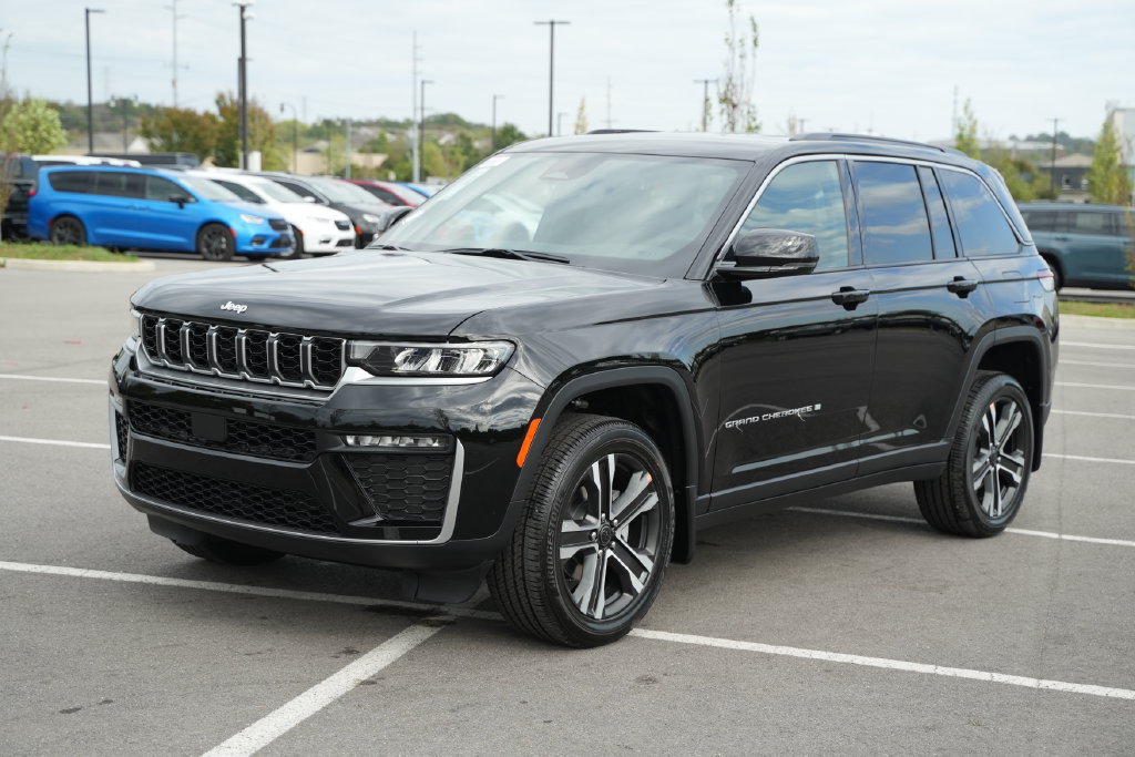 New 2027 Jeep Grand Cherokee Limited w/ MOPAR Finishing Package AWD/4WD image 3
