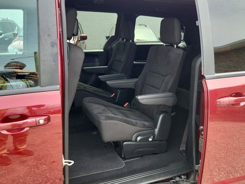 Used 2019 Dodge Grand Caravan SE FWD image 23