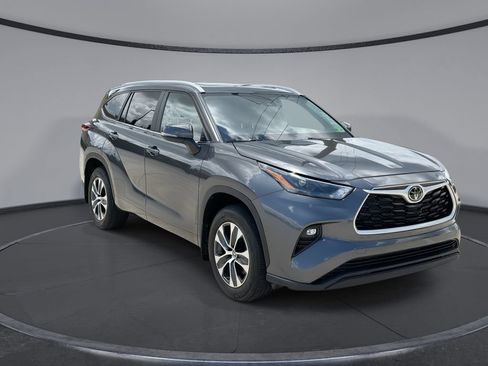 Used 2023 Toyota Highlander XLE FWD image 12