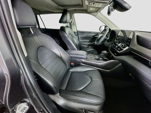Used 2023 Toyota Highlander XLE FWD image 33