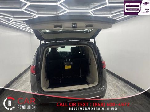 Used 2021 Chrysler Pacifica Touring-L image 9