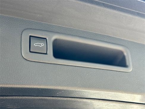 Used 2022 Toyota Highlander XLE image 19