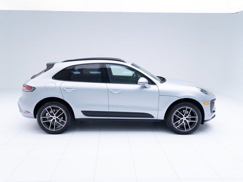 Certified 2025 Porsche Macan AWD/4WD image 8