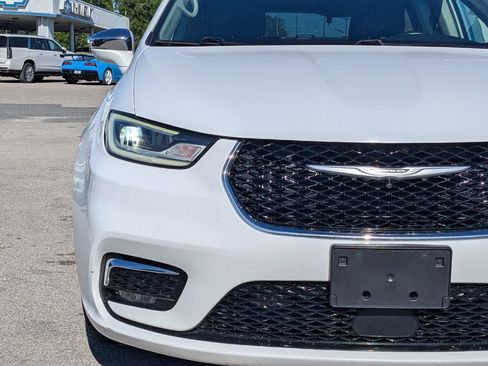 Used 2022 Chrysler Pacifica Limited FWD image 8