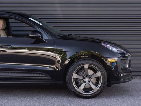 Certified 2026 Porsche Macan AWD/4WD image 9