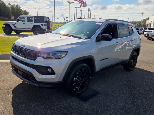 Used 2026 Jeep Compass Latitude AWD/4WD image 3