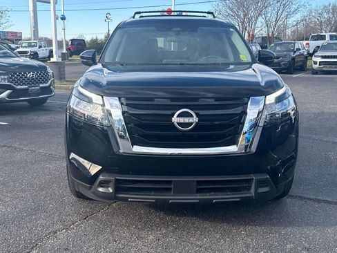 Used 2024 Nissan Pathfinder SV w/ SV Premium Package image 2