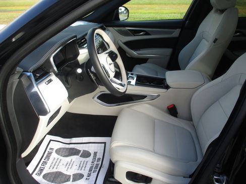 Used 2024 Jaguar F-PACE R-Dynamic S image 10