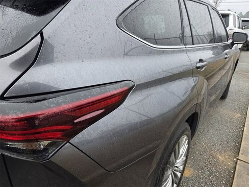 Used 2024 Toyota Highlander Platinum image 6