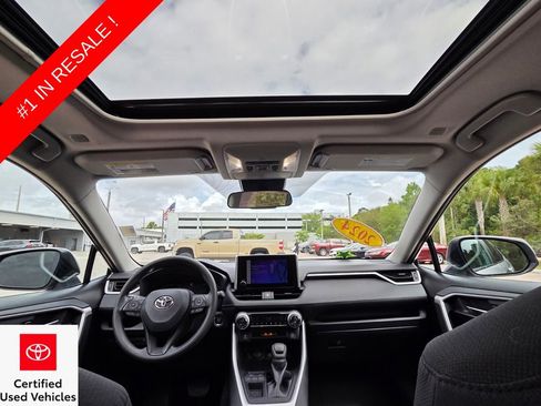 Used 2024 Toyota RAV4 XLE w/ Convenience Package image 4