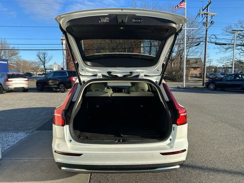Used 2025 Volvo V60 B5 Cross Country Plus image 9