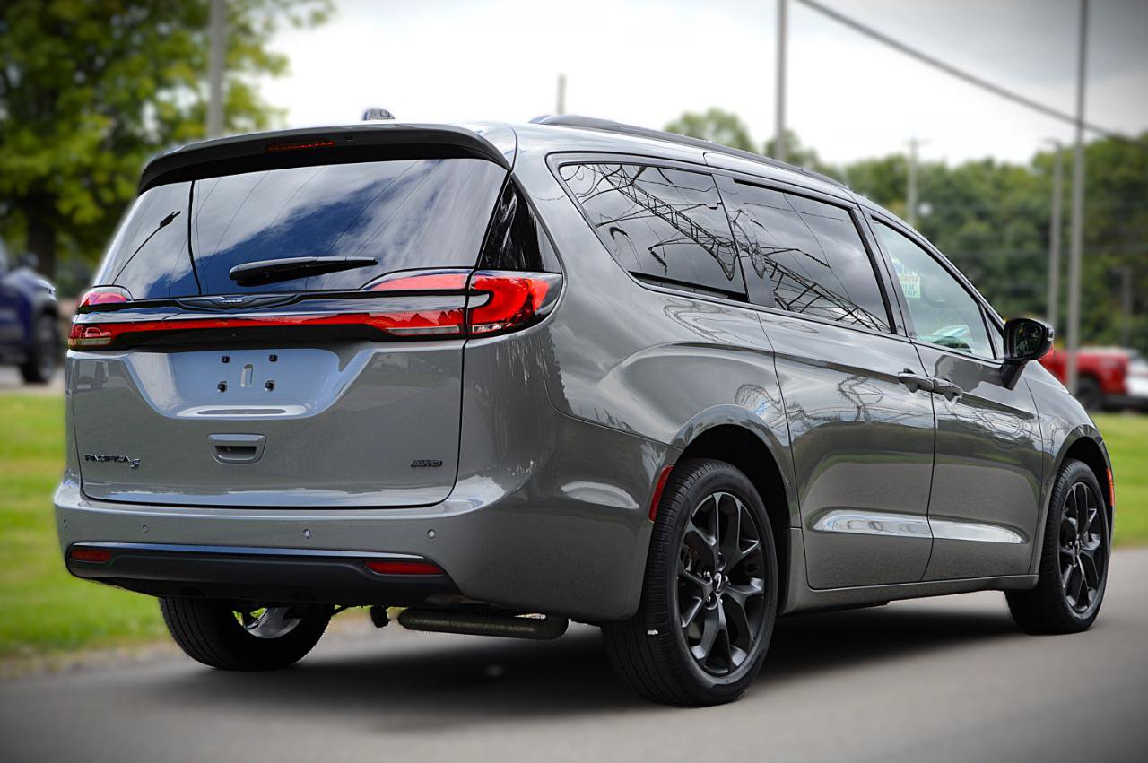 Used 2023 Chrysler Pacifica Touring-L w/ S Appearance Package AWD/4WD image 5