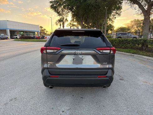Used 2022 Toyota RAV4 XLE Premium image 4