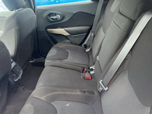 Used 2017 Jeep Cherokee Latitude FWD image 3