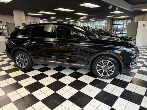 Used 2020 Lincoln Nautilus Reserve image 3