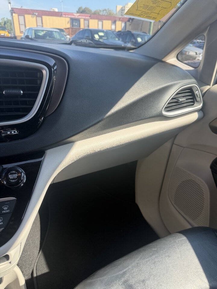 Used 2019 Chrysler Pacifica Touring-L FWD image 9