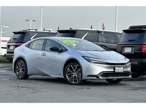 Used 2023 Toyota Prius XLE AWD/4WD image 2