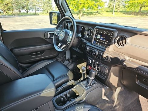 Used 2023 Jeep Wrangler Unlimited Rubicon 4xe w/ Cold Weather Group AWD/4WD image 9