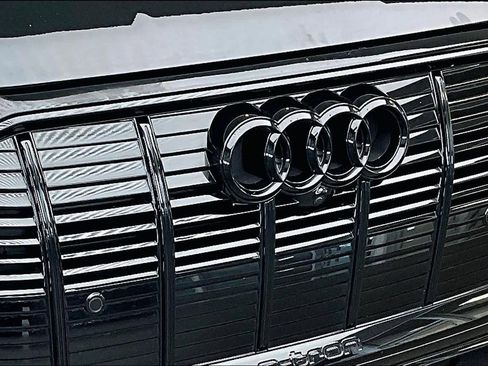 Used 2023 Audi e-tron Premium w/ Convenience Plus Package image 31