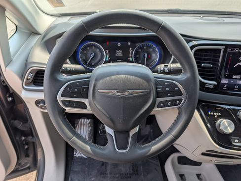 Used 2022 Chrysler Pacifica Touring-L FWD image 15