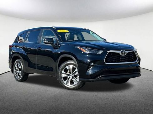Used 2024 Toyota Highlander XLE AWD/4WD image 2