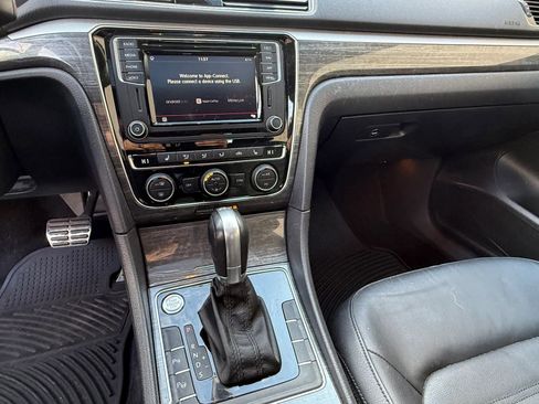 Used 2018 Volkswagen Passat 3.6 SEL Premium image 24