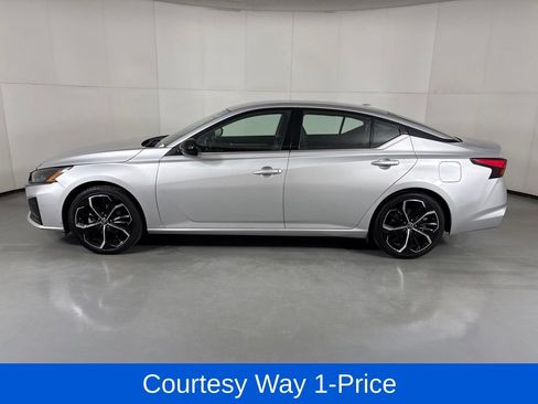 Used 2024 Nissan Altima 2.5 SR FWD image 6