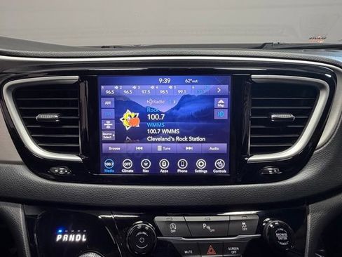 Used 2020 Chrysler Pacifica Touring-L AWD/4WD image 32