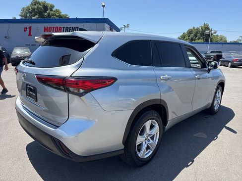 Used 2023 Toyota Highlander LE FWD image 4