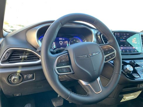 Used 2025 Chrysler Pacifica Select image 37